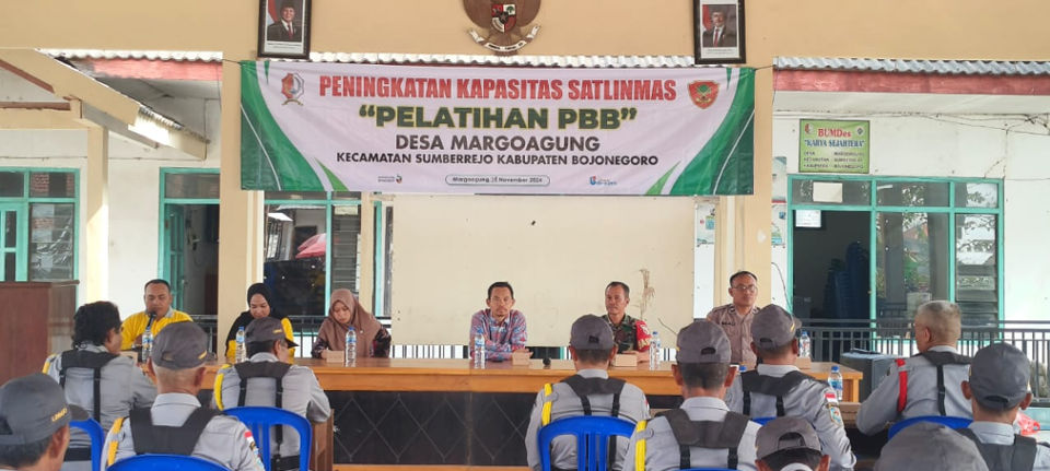 PEMDES Margoagung Gelar Pelatihan Baris-Berbaris anggota LINMAS Persiapan  Jelang PILKADA